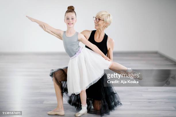 ballettstudium bewegt sich. - teacher studio portrait stock-fotos und bilder