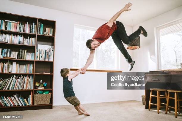 sterke kind gooien ouder in de lucht - dad throwing kid in air stockfoto's en -beelden