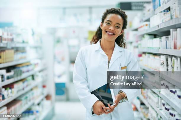 kann ich ihnen helfen? - female pharmacist with a digital tablet stock-fotos und bilder