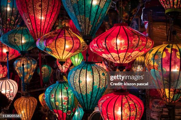 lanterns illuminated at night in hoi an , vietnam . - linterna china fotografías e imágenes de stock