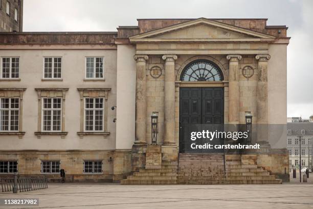 het deense hooggerechtshof - courtyard stockfoto's en -beelden