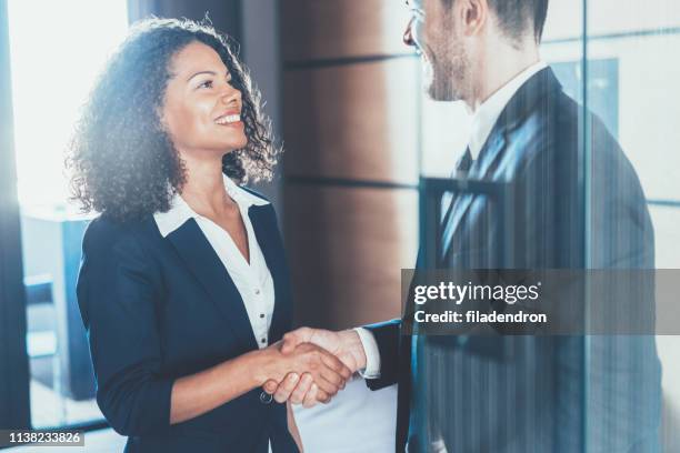 zakenmensen schudden handen - recruiter stockfoto's en -beelden