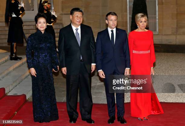 French President Emmanuel Macron and his wife Brigitte Macron pose with Chinese President Xi Jinping and his wife Peng Liyuan prior to a state dinner...
