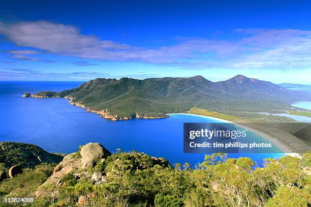 wineglass bay, tasmania, australia - bahía de coles fotografías e imágenes de stock