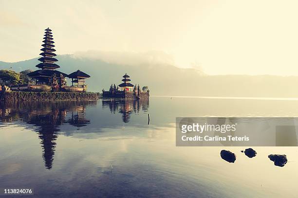 floating temple, bali - indonesië stockfoto's en -beelden