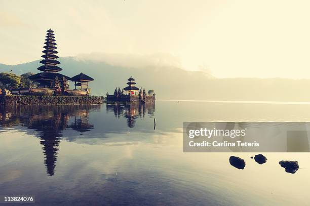 floating temple, bali - indonesia imagens e fotografias de stock