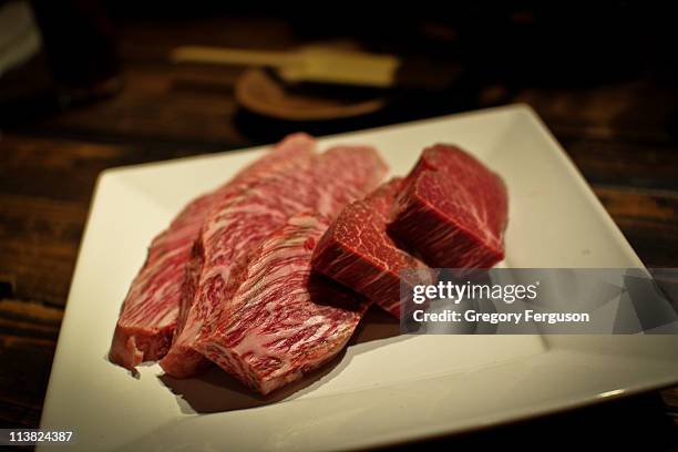 tonight's dish - kobe beef! - carne de vaca wagyu fotografías e imágenes de stock