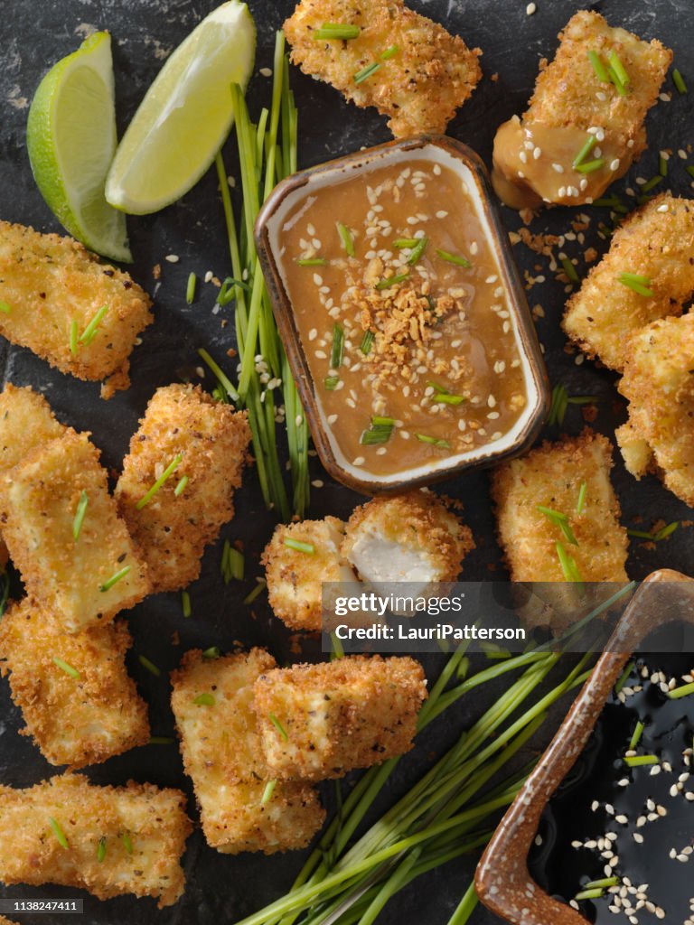 Gebrochenter Tofu-Bänder mit einer Ingwer-Erdnuss-Sauce