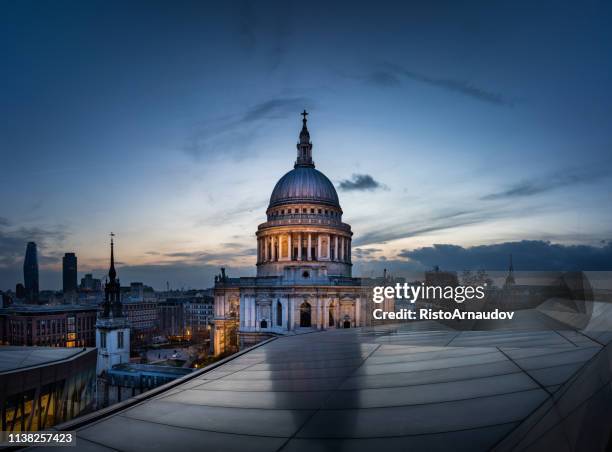 dramatische zonsondergang over st paul's cathedral en london eye - st pauls cathedral london stockfoto's en -beelden