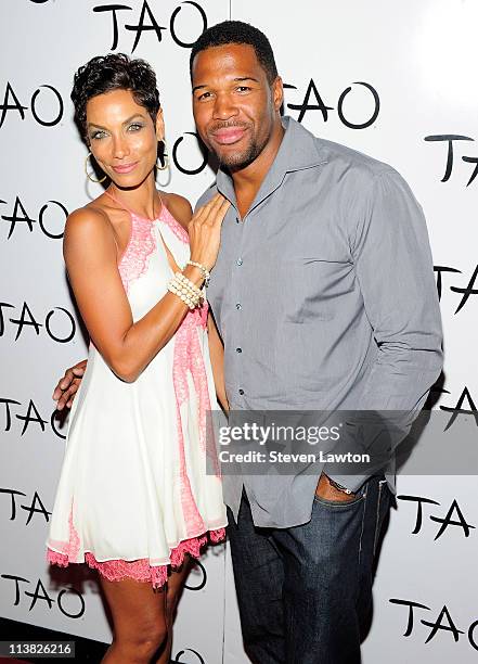 American football player Michael Strahan and Eddie Murphy's ex-wife Nicole Murphy arrive to watch a special DJ set by Swizz Beatz for pre-fight party...