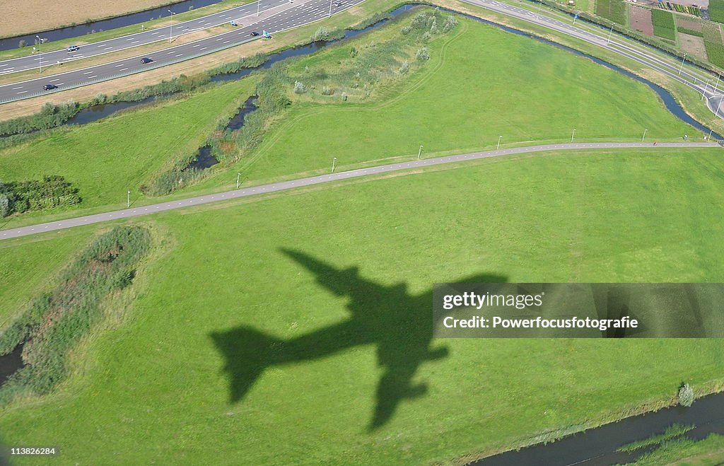 Plane Shadow Airplane Shadow High-Res Stock Photo - Getty Images