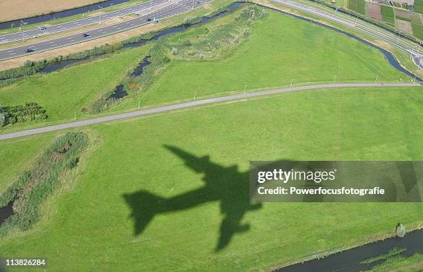 airplane shadow - airplane shadow stock pictures, royalty-free photos & images