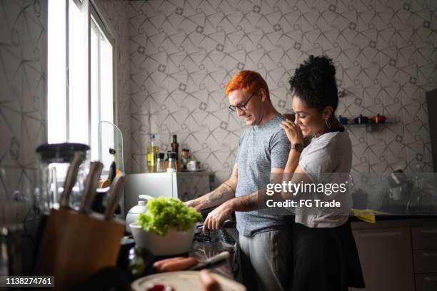 koppel koken samen thuis - hipster in a kitchen stockfoto's en -beelden