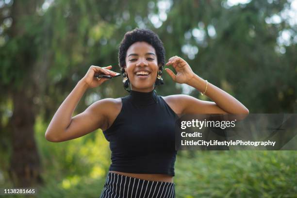 enjoying music - jamaican ethnicity imagens e fotografias de stock