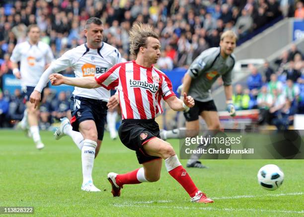 Bolo Zenden of Sunderland scores the opening goal during the Barclays Premier League match between Bolton Wanderers and Sunderland at Reebok Stadium...
