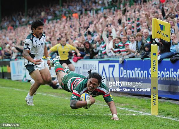 Alesana Tuilagi of Leicester Tigers dives over the line to score as Elvis Seveali'i of London Irish looks on during the AVIVA Premiership match...