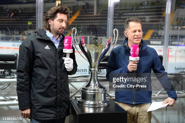 Magenta Sport Expert Patrick Ehelechner and Magenta Sport anchorman Sascha Bandermann with the DEL Trophy before the game between the EHC Red Bull...