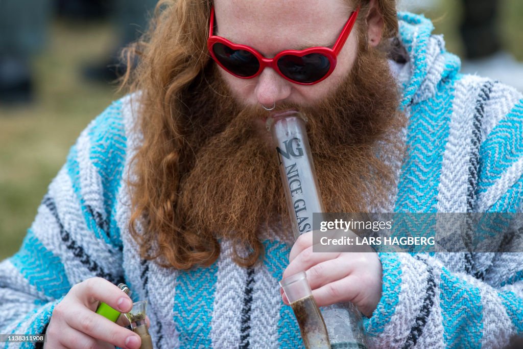 Lifestyle-Canada-cannabis-demonstration