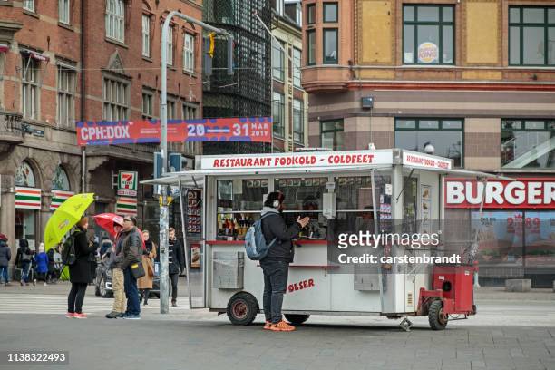 コペンハーゲンの伝統的な屋台料理 - hot dog stand ストックフォトと画像
