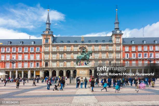 casa de la panaderia, plaza mayor, madrid, spain - street style in madrid stock pictures, royalty-free photos & images