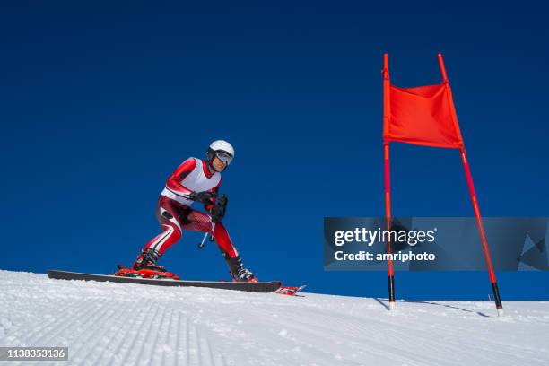 geconcentreerde skie racer onthouden reuzenslalom track - alpineskiën stockfoto's en -beelden