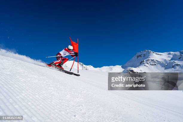 profi-skirennfahrer beim riesenslalom-training - ski race stock-fotos und bilder