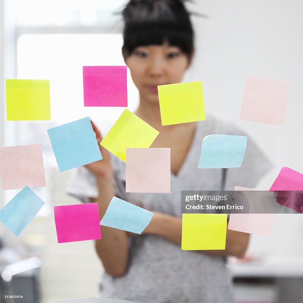Read Sticky Note Young Woman Reading On Sticky Notes High-Res Stock Photo - Getty Images