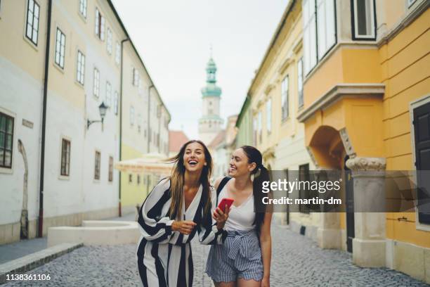 schöne mädchen, die gemeinsam durch europa reisen - girls on holiday stock-fotos und bilder