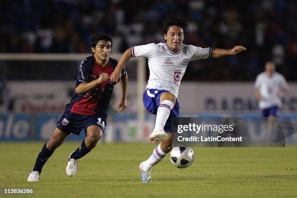Sonny Guadarrama of Atlante struggles for the ball with Cesar... News