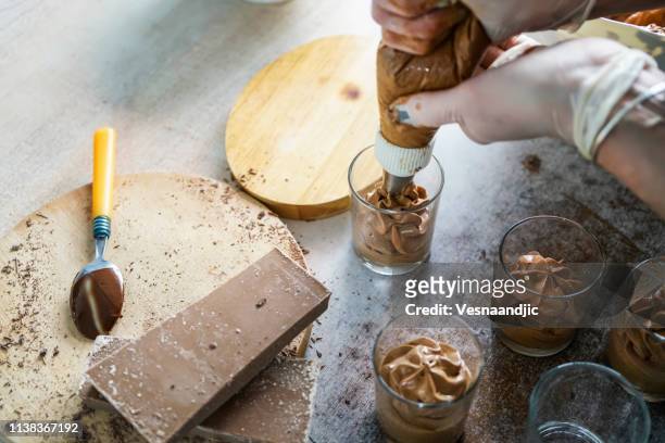 making dessert's - chocolate pudding imagens e fotografias de stock