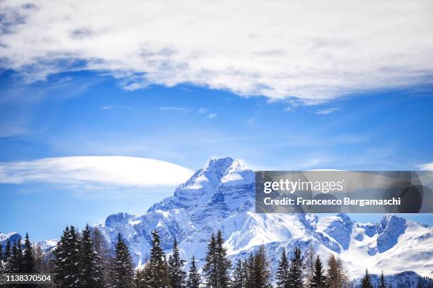 clouds surround piz ela. landwasser valley, albula valley, district of prattigau/davos, canton of graubünden, switzerland, europe. - davos photos et images de collection