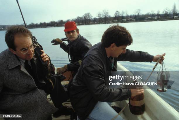 Contrôle de la pollution de l'eau d'un lac à Nancy, en mars 1988, en Meurthe-et-Moselle, France.