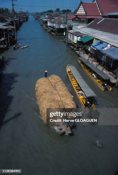 Le marché flottant de Damnoen Saduak, en 2003, Thaïlande.