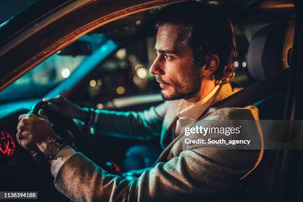 gentleman fährt nachts auto in stadt - man driving anxiously stock-fotos und bilder