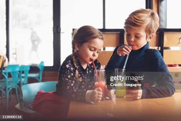 familie in een skigebied - restaurant kids stockfoto's en -beelden