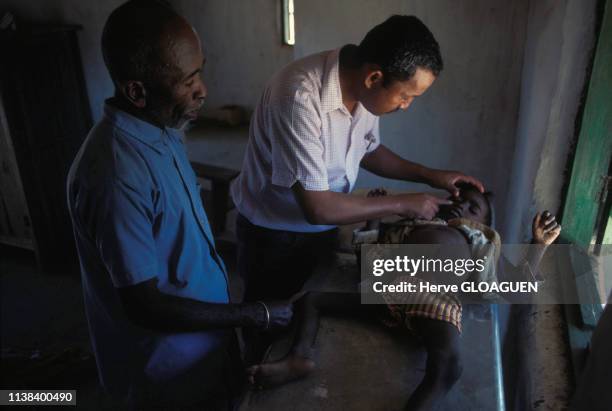 Médecin soignant un enfant dans un dispensaire de brousse près de Mahajanga, Madagascar.