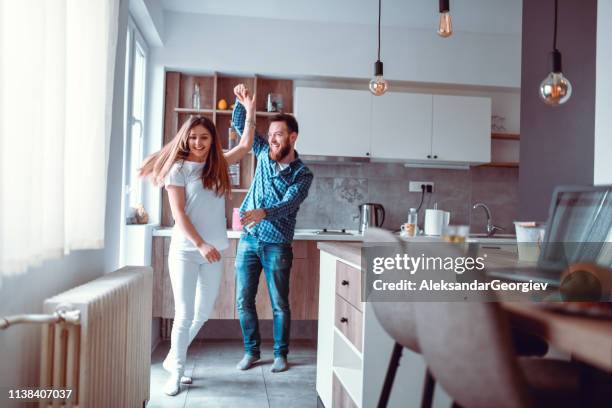 paar dansen in de keuken - couple dancing at home stockfoto's en -beelden