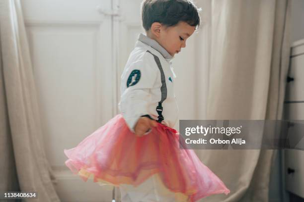 jungs verkleiden sich und tanzen - kids dressing up stock-fotos und bilder