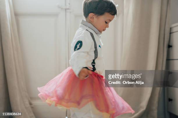 jongens verkleden en dansen - boy wearing dress stockfoto's en -beelden