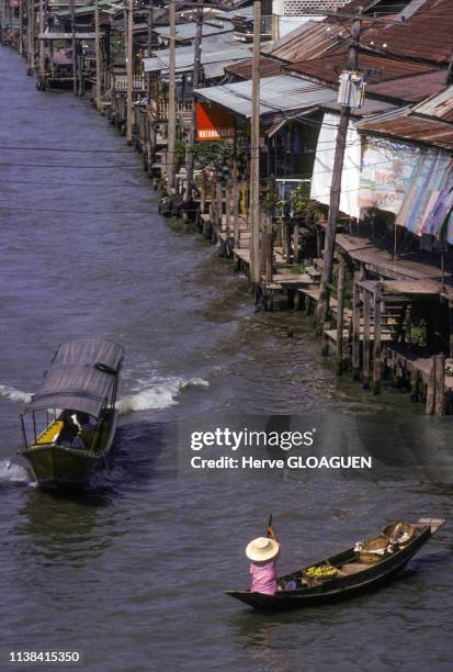 Le marché flottant de Damnoen Saduak, à Bangkok, en mars 1981, Thaïlande.