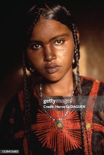 Portrait d'une jeune femme Touareg au Niger.