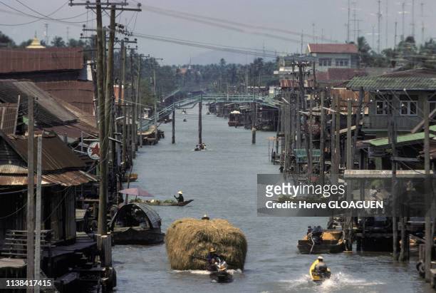 Le marché flottant de Damnoen Saduak, en mars 1981, Thaïlande.