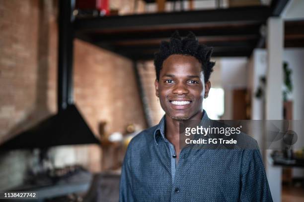 afrikaans jonge man portret bij appartement - platman stockfoto's en -beelden