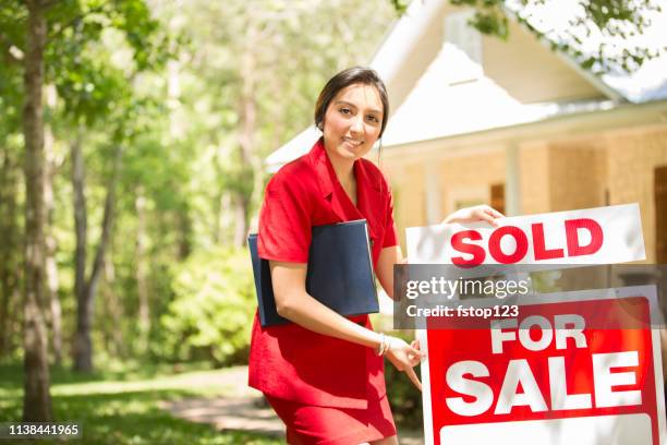 makelaar buitenhuis te koop met onroerend goed te ondertekenen. - onroerend goedbord stockfoto's en -beelden