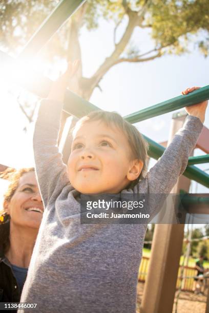 dreijähriges kind spielt auf dem spielplatz - 2 3 years stock-fotos und bilder