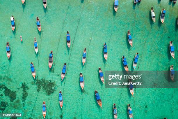 aerial view long tail boat at lipe island of thailand - longtailboot stockfoto's en -beelden