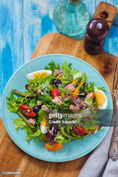 fresh nicoise salad - sardine imagens e fotografias de stock