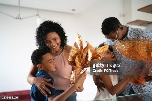 lateinische familie feiert ostern zu hause - happy easter mom stock-fotos und bilder
