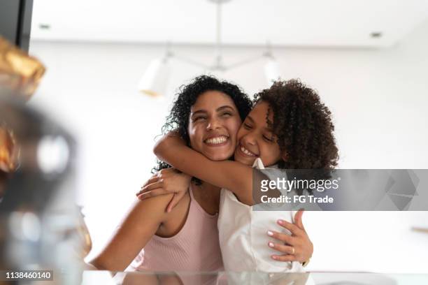 moeder en dochter vieren pasen thuis - pardo brazilian stockfoto's en -beelden