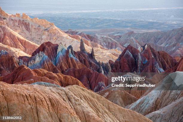 dasht-e lut wüste iran farbige berge - iran landschaft stock-fotos und bilder